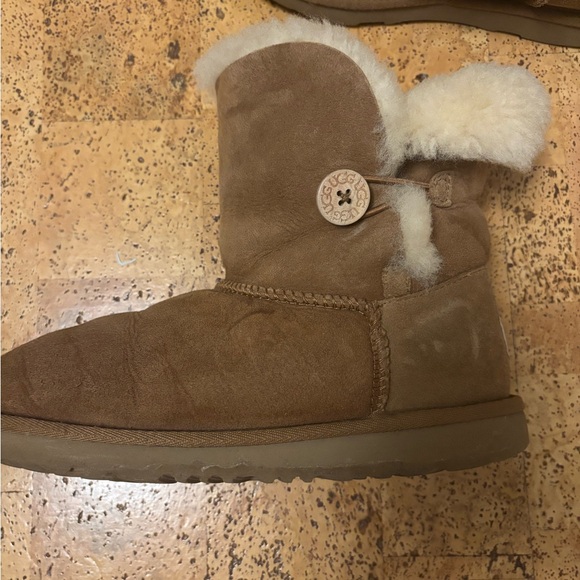 Women’s classic bailey button uggs Size: 5 - Picture 2 of 13